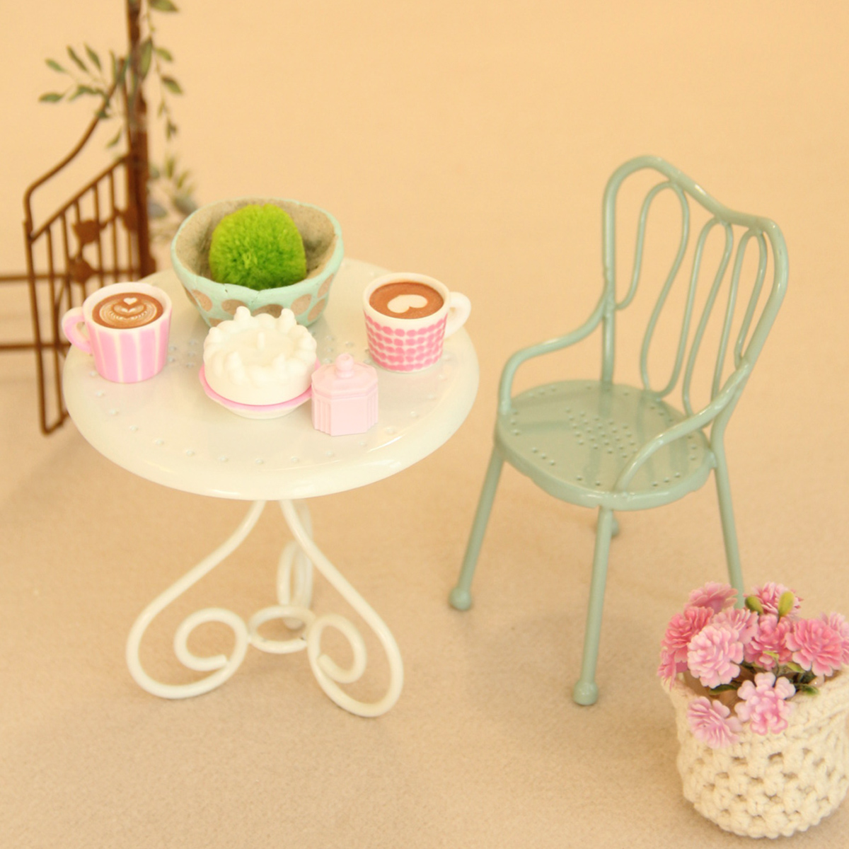 Outdoor Furniture Hotel - 1:8/1:12 Miniatur-Eisentisch- und Stuhl-Set, Dreiteiliges Set,